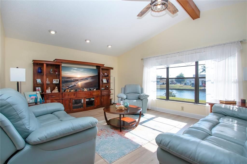 En Venta: $425,000 (2 camas, 2 baños, 2213 Pies cuadrados)