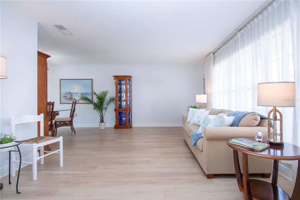 En Venta: $425,000 (2 camas, 2 baños, 2213 Pies cuadrados)