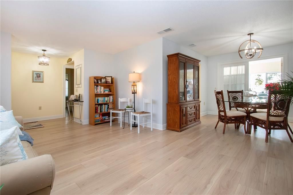 En Venta: $425,000 (2 camas, 2 baños, 2213 Pies cuadrados)