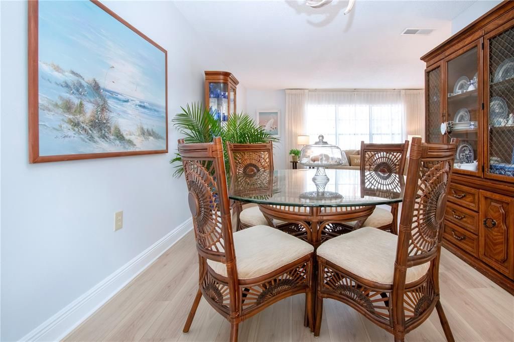 En Venta: $425,000 (2 camas, 2 baños, 2213 Pies cuadrados)