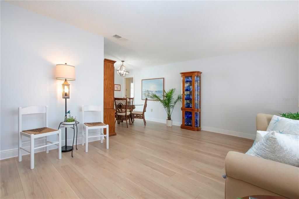 En Venta: $425,000 (2 camas, 2 baños, 2213 Pies cuadrados)