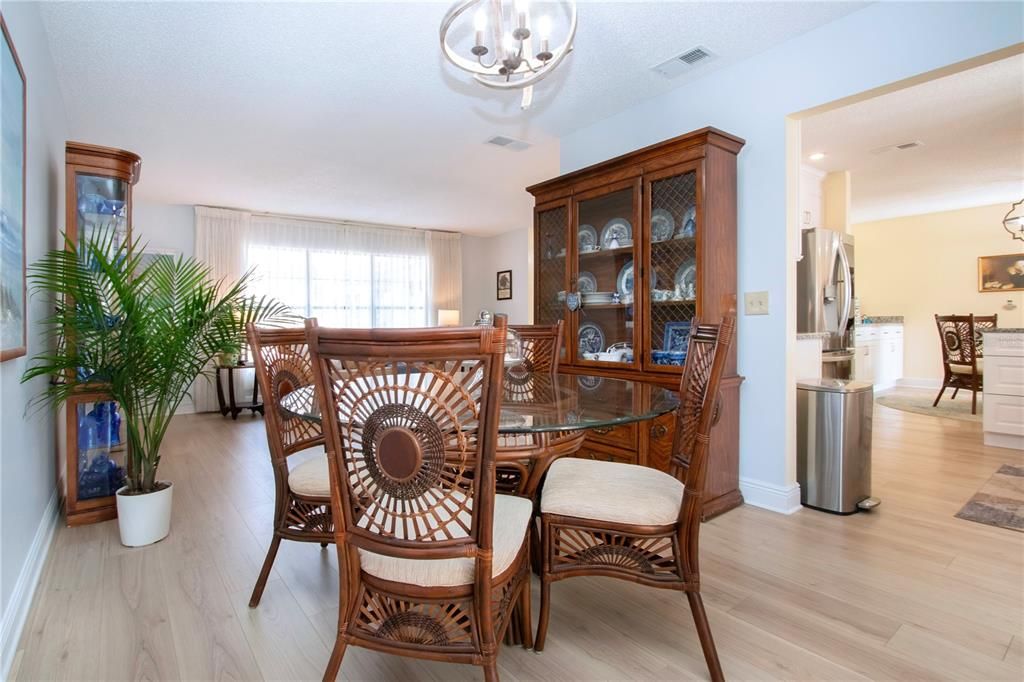 En Venta: $425,000 (2 camas, 2 baños, 2213 Pies cuadrados)