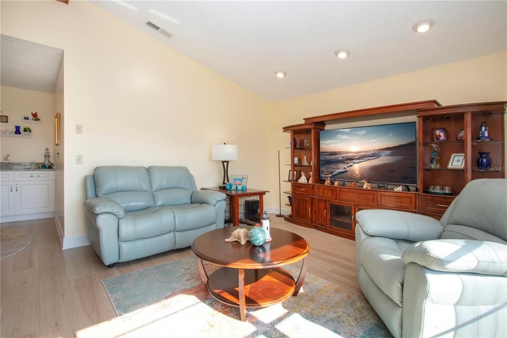 En Venta: $425,000 (2 camas, 2 baños, 2213 Pies cuadrados)