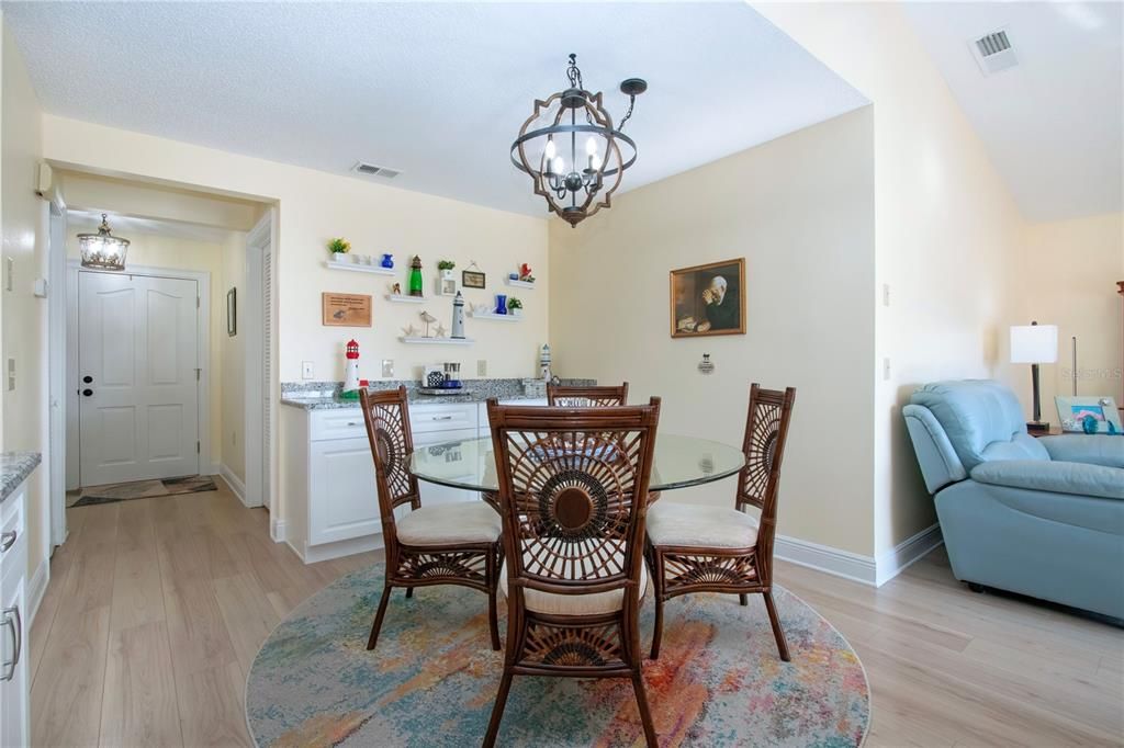 En Venta: $425,000 (2 camas, 2 baños, 2213 Pies cuadrados)