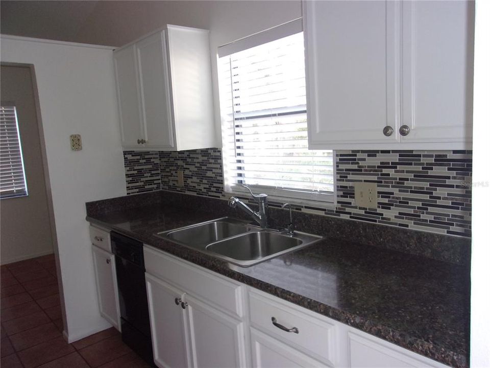 For Sale: $154,900 (2 beds, 2 baths, 996 Square Feet)