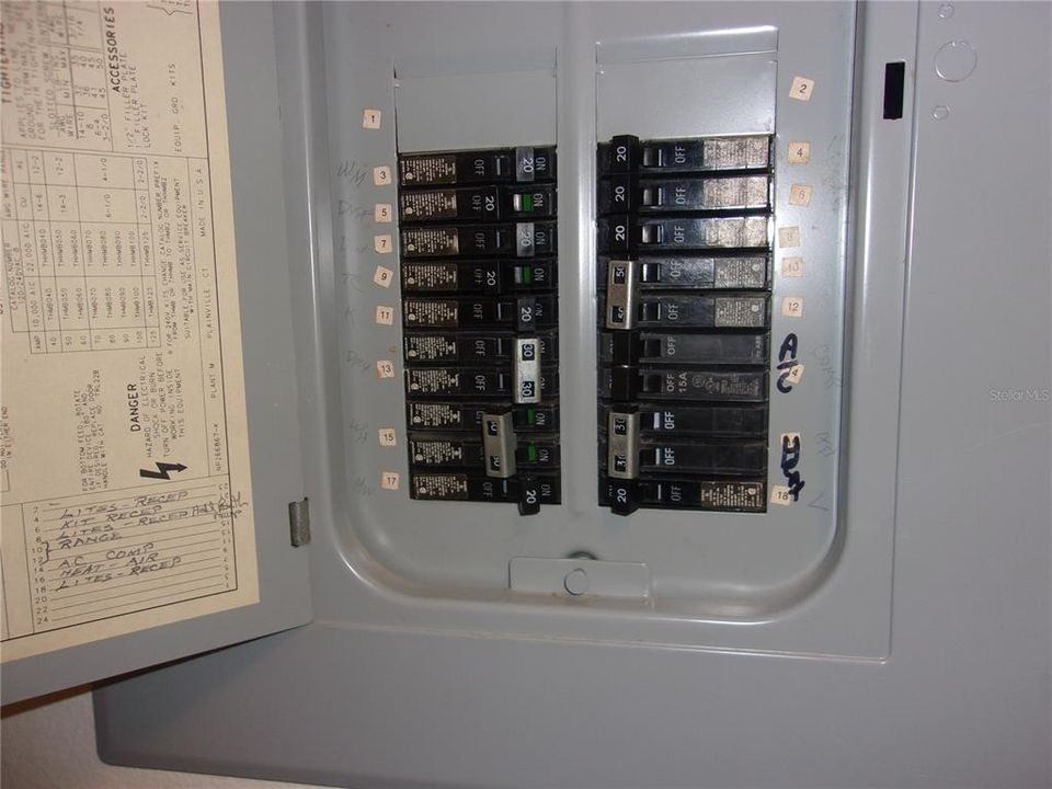 For Sale: $154,900 (2 beds, 2 baths, 996 Square Feet)