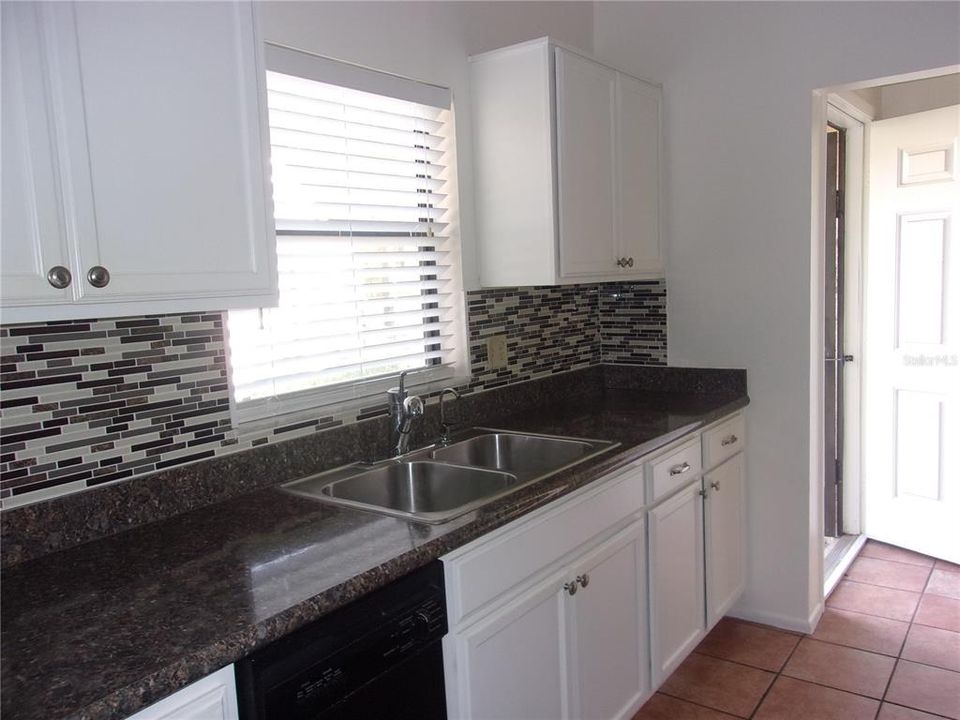 For Sale: $154,900 (2 beds, 2 baths, 996 Square Feet)