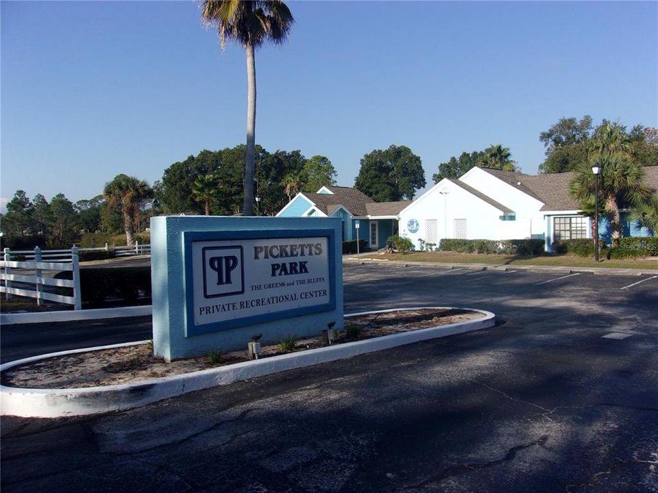 For Sale: $154,900 (2 beds, 2 baths, 996 Square Feet)