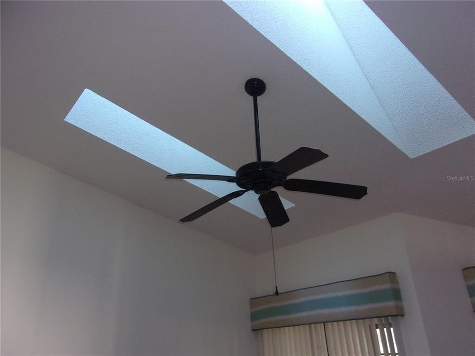 For Sale: $154,900 (2 beds, 2 baths, 996 Square Feet)