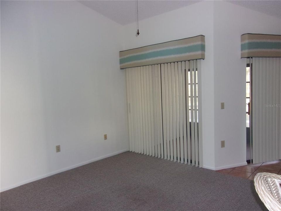 For Sale: $154,900 (2 beds, 2 baths, 996 Square Feet)