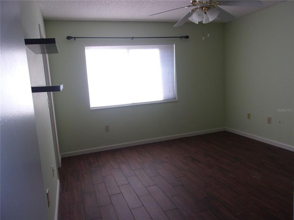 For Sale: $154,900 (2 beds, 2 baths, 996 Square Feet)