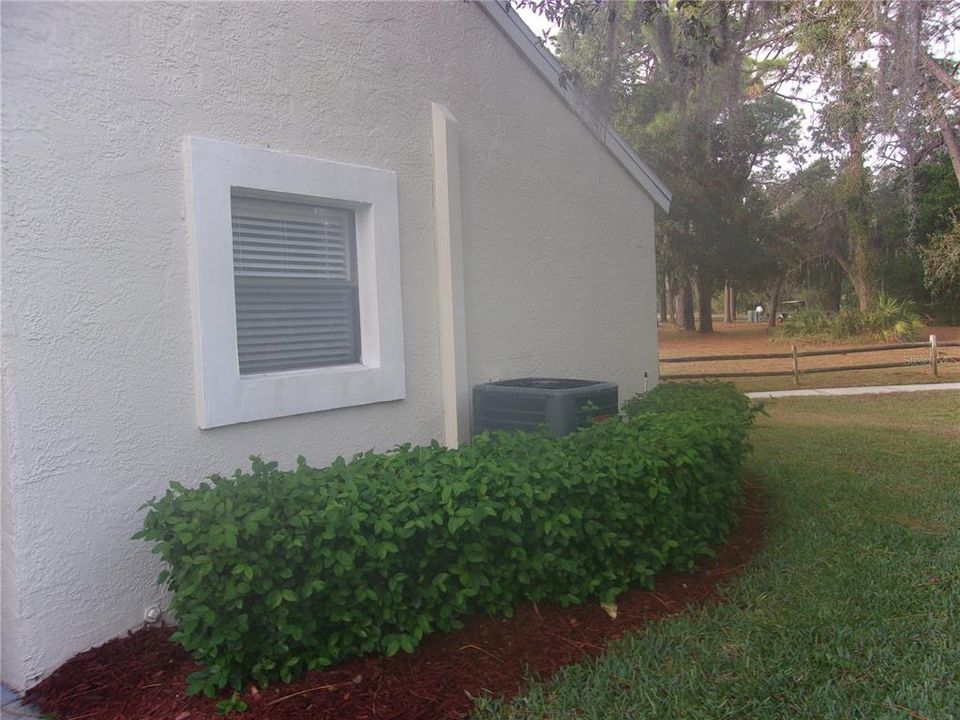 For Sale: $154,900 (2 beds, 2 baths, 996 Square Feet)