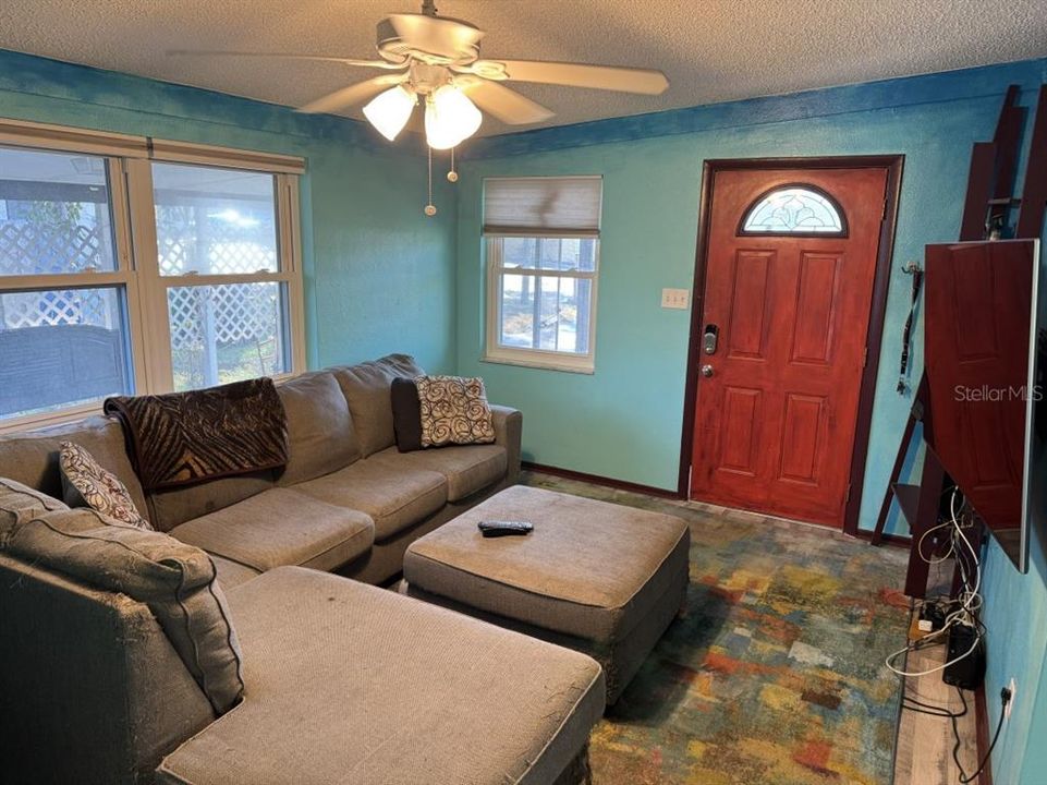 合同活跃: $349,000 (2 贝兹, 1 浴室, 864 平方英尺)