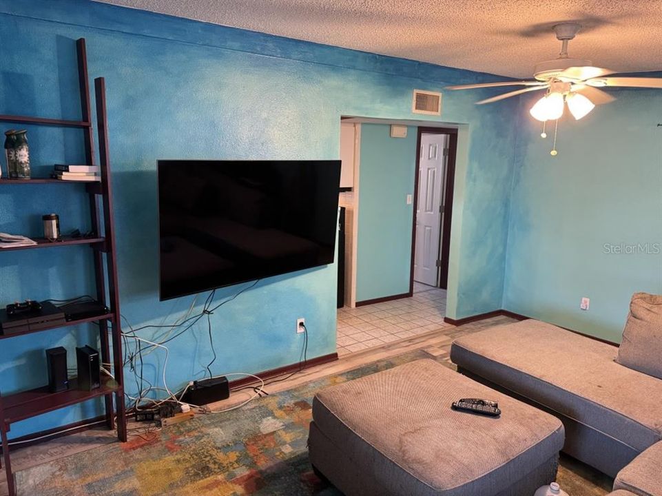 合同活跃: $349,000 (2 贝兹, 1 浴室, 864 平方英尺)