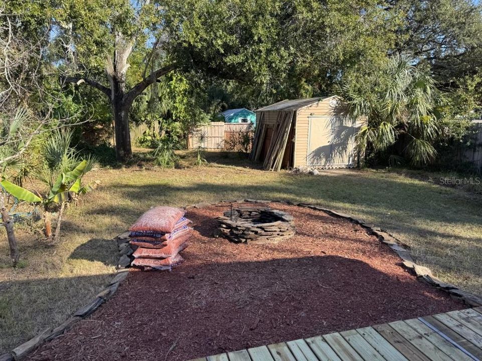 合同活跃: $349,000 (2 贝兹, 1 浴室, 864 平方英尺)