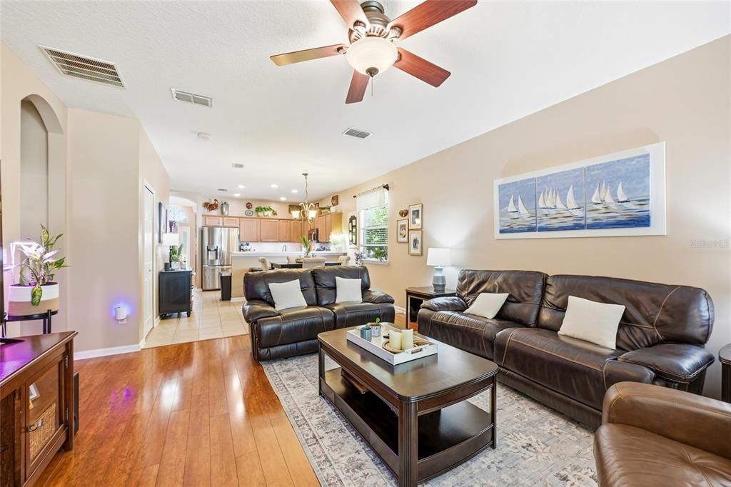 待售: $330,000 (4 贝兹, 2 浴室, 1974 平方英尺)