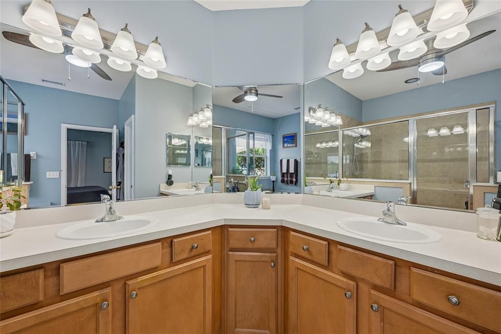 待售: $330,000 (4 贝兹, 2 浴室, 1974 平方英尺)