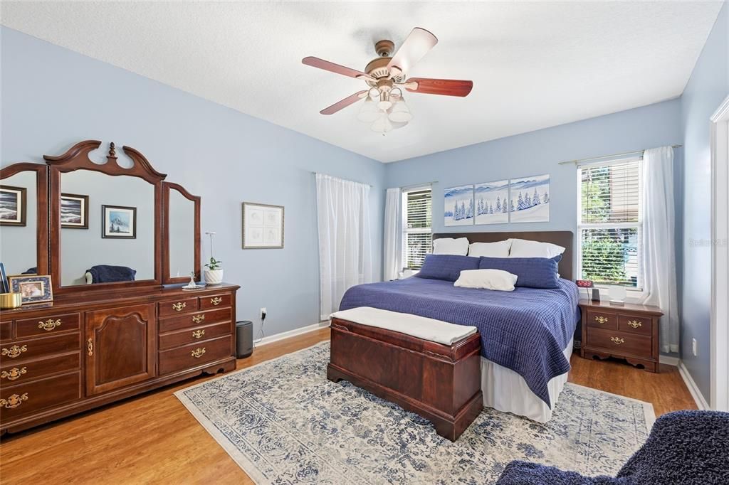 待售: $330,000 (4 贝兹, 2 浴室, 1974 平方英尺)