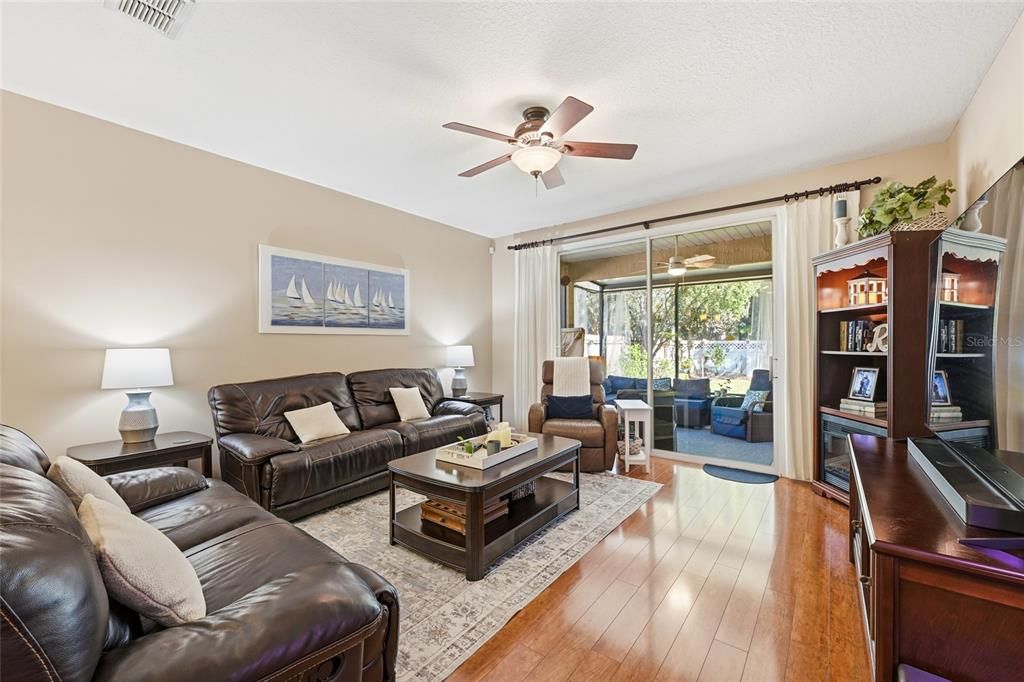 待售: $330,000 (4 贝兹, 2 浴室, 1974 平方英尺)