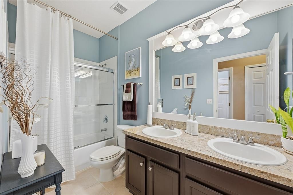 待售: $330,000 (4 贝兹, 2 浴室, 1974 平方英尺)