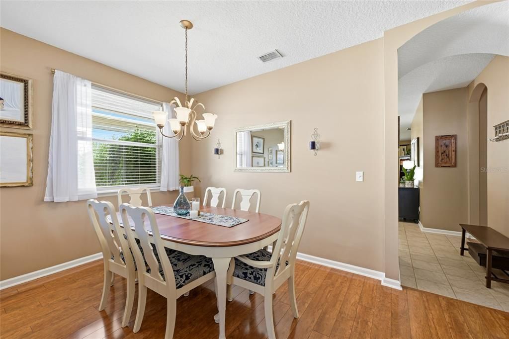 待售: $330,000 (4 贝兹, 2 浴室, 1974 平方英尺)