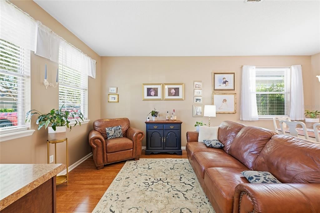 待售: $330,000 (4 贝兹, 2 浴室, 1974 平方英尺)