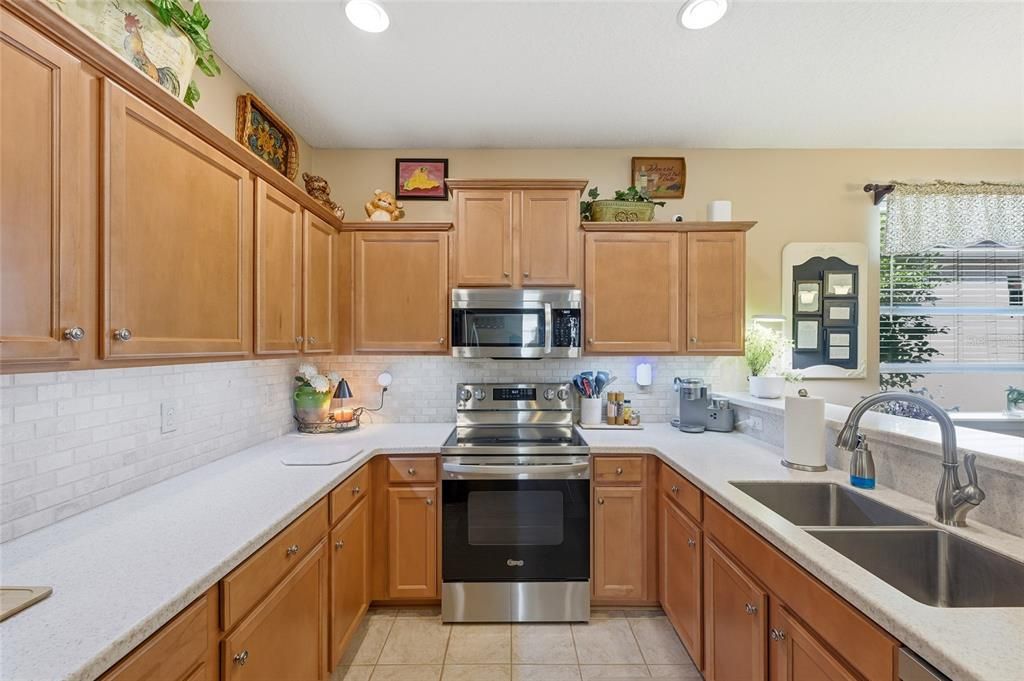 待售: $330,000 (4 贝兹, 2 浴室, 1974 平方英尺)