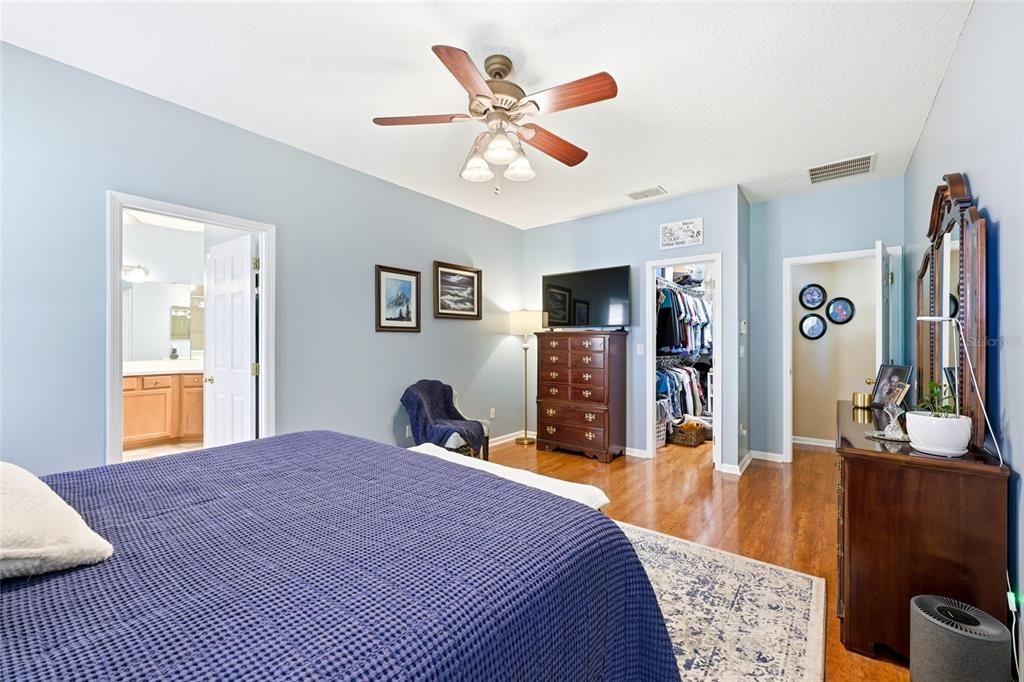 待售: $330,000 (4 贝兹, 2 浴室, 1974 平方英尺)