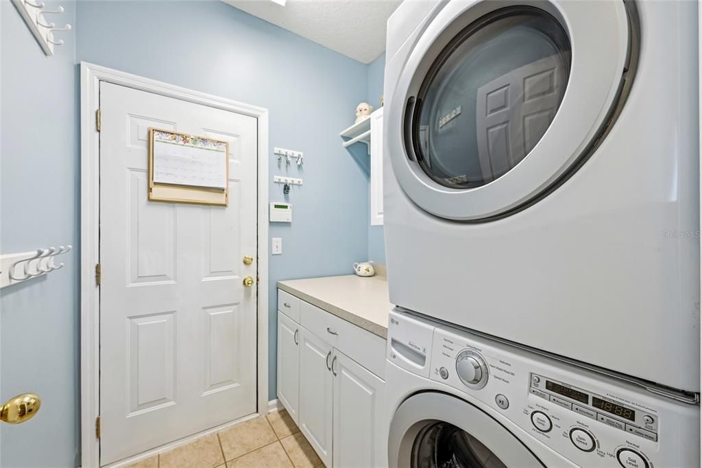 待售: $330,000 (4 贝兹, 2 浴室, 1974 平方英尺)