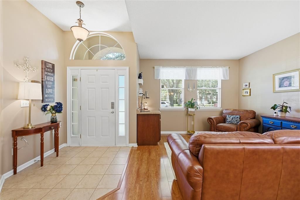 待售: $330,000 (4 贝兹, 2 浴室, 1974 平方英尺)