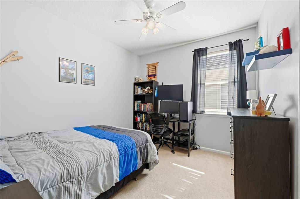 待售: $330,000 (4 贝兹, 2 浴室, 1974 平方英尺)