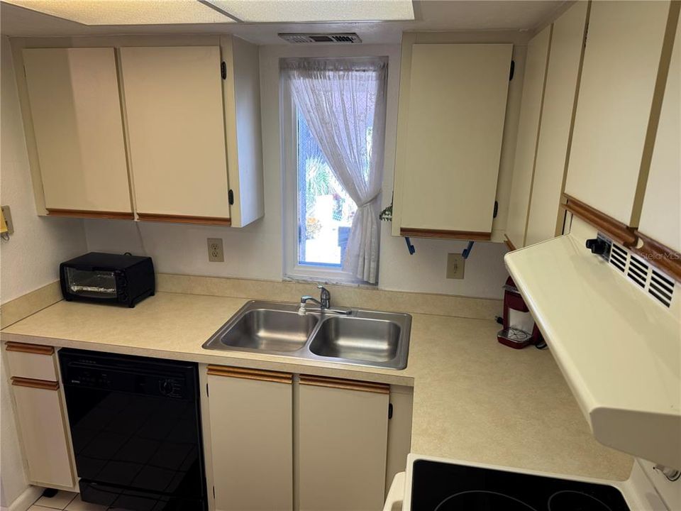 For Sale: $109,900 (2 beds, 2 baths, 838 Square Feet)