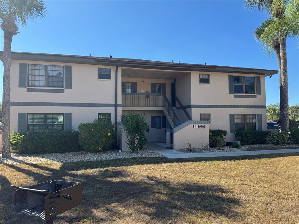 For Sale: $109,900 (2 beds, 2 baths, 838 Square Feet)