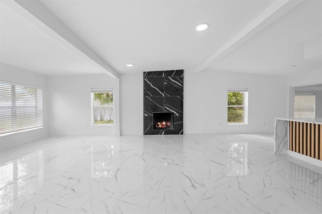 En Venta: $719,900 (4 camas, 3 baños, 2676 Pies cuadrados)