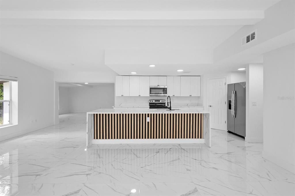 En Venta: $719,900 (4 camas, 3 baños, 2676 Pies cuadrados)