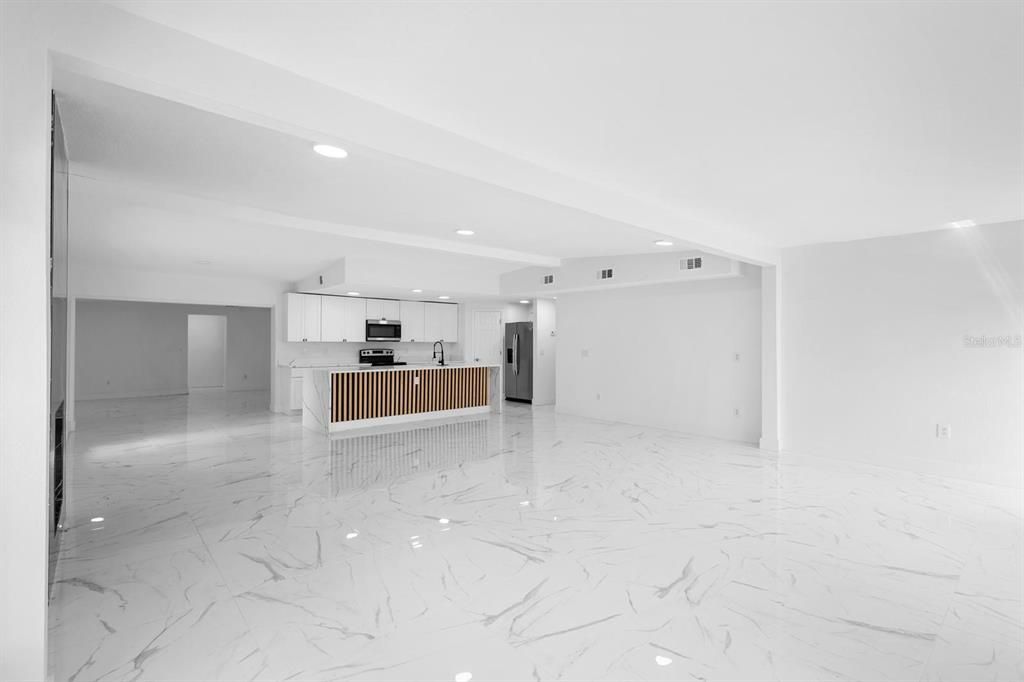 En Venta: $719,900 (4 camas, 3 baños, 2676 Pies cuadrados)