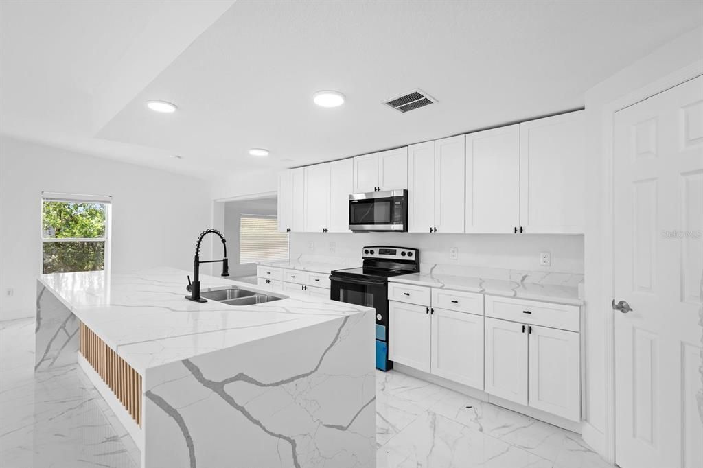 En Venta: $719,900 (4 camas, 3 baños, 2676 Pies cuadrados)