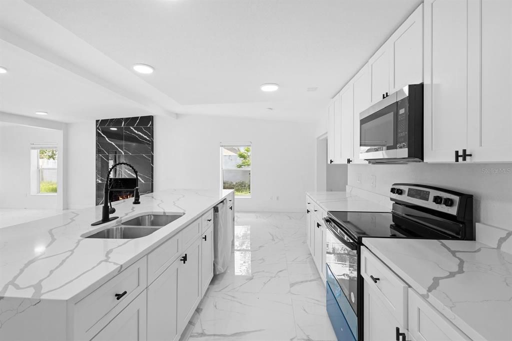 En Venta: $719,900 (4 camas, 3 baños, 2676 Pies cuadrados)