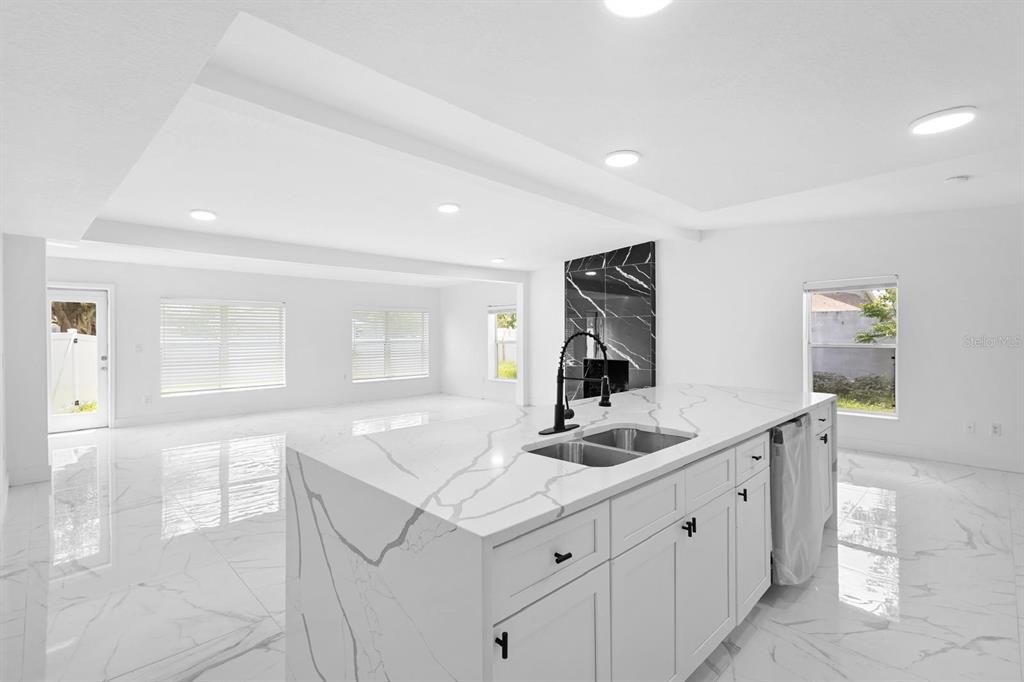 En Venta: $719,900 (4 camas, 3 baños, 2676 Pies cuadrados)