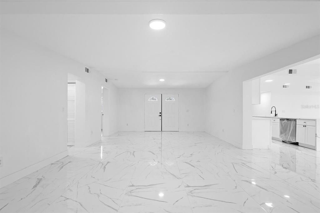 En Venta: $719,900 (4 camas, 3 baños, 2676 Pies cuadrados)