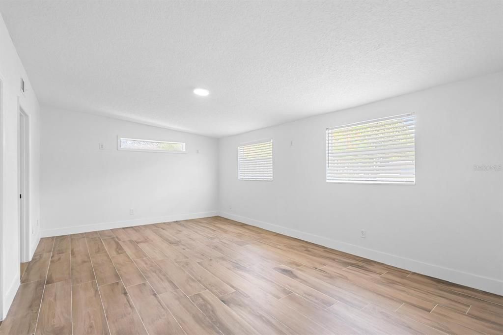 En Venta: $719,900 (4 camas, 3 baños, 2676 Pies cuadrados)