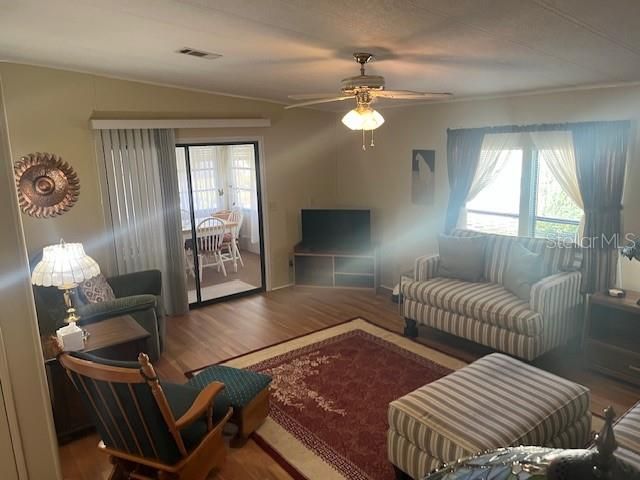 待售: $175,000 (2 贝兹, 2 浴室, 1040 平方英尺)