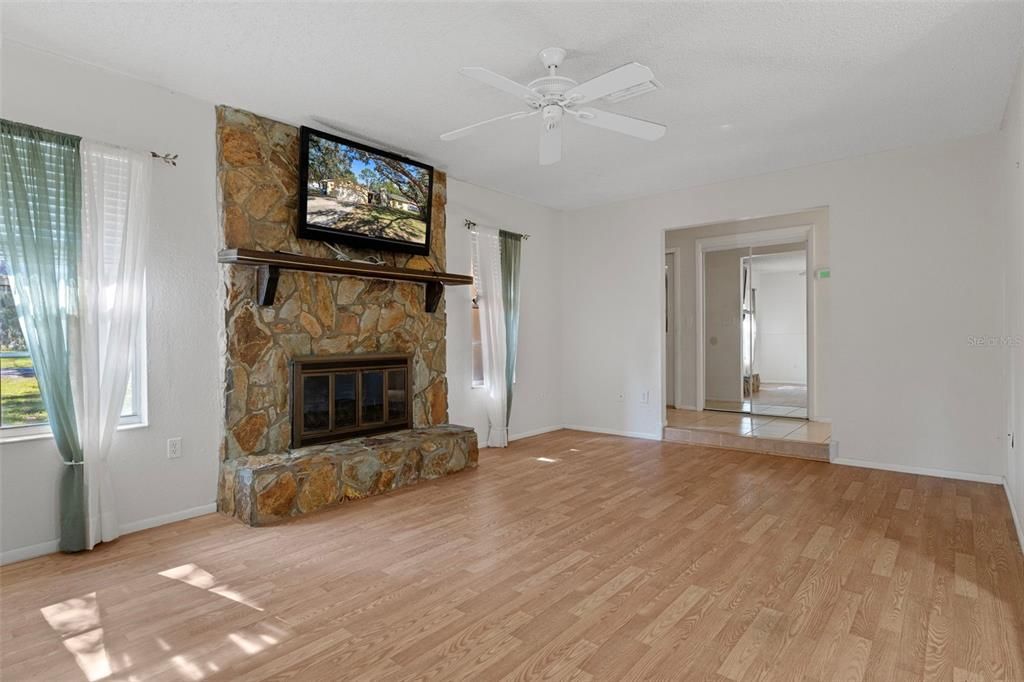 For Sale: $339,900 (2 beds, 2 baths, 1548 Square Feet)