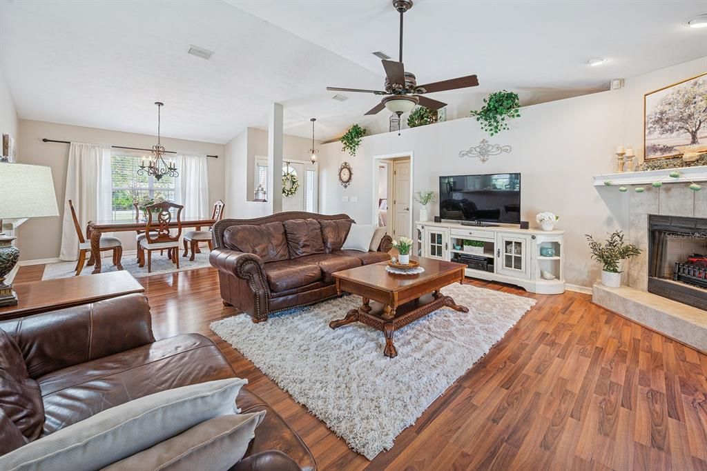 На продажу: $399,000 (3 спален, 2 ванн, 1657 Квадратных фут)