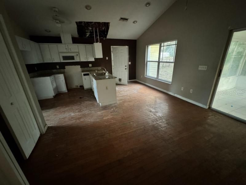 For Sale: $249,900 (2 beds, 2 baths, 1072 Square Feet)