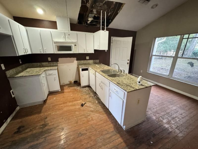 For Sale: $249,900 (2 beds, 2 baths, 1072 Square Feet)