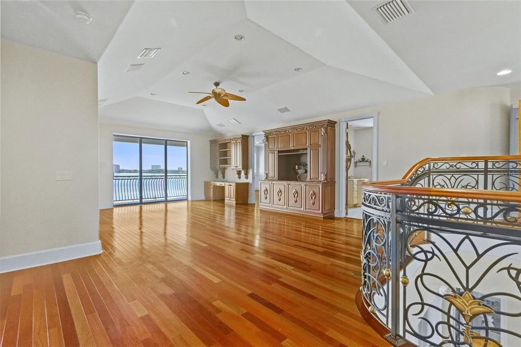 For Sale: $3,650,000 (5 beds, 4 baths, 6310 Square Feet)