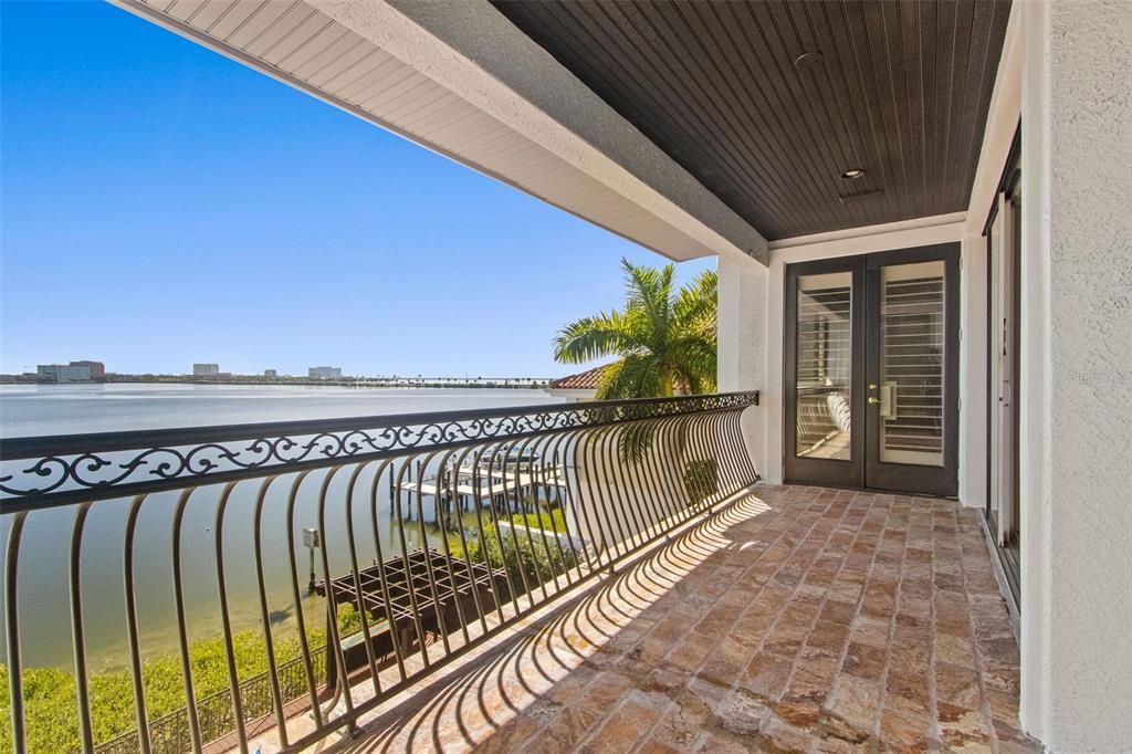 For Sale: $3,650,000 (5 beds, 4 baths, 6310 Square Feet)