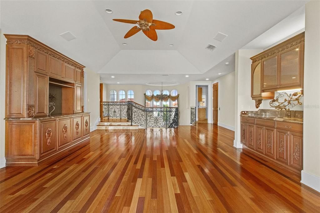 For Sale: $3,650,000 (5 beds, 4 baths, 6310 Square Feet)