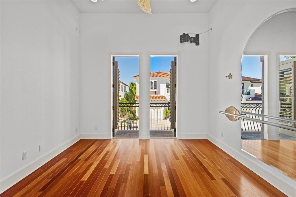 For Sale: $3,650,000 (5 beds, 4 baths, 6310 Square Feet)